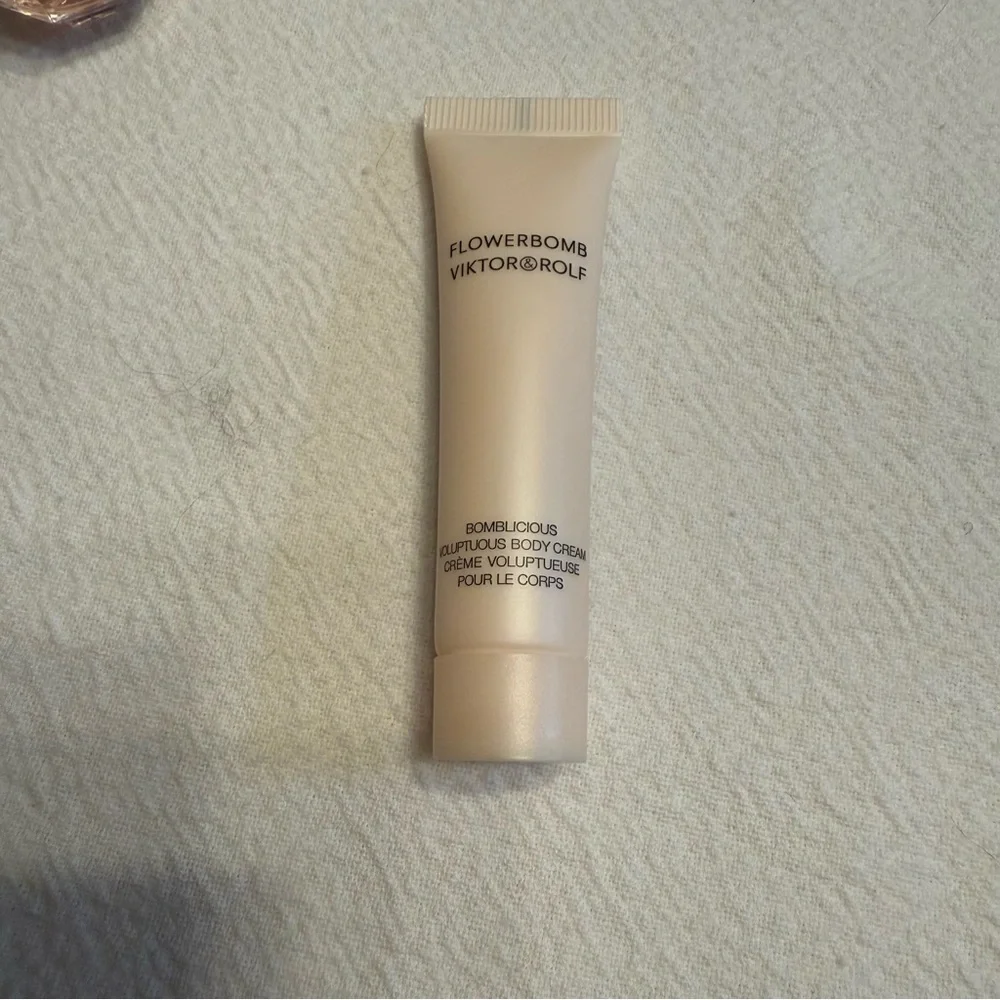Viktor & Rolf Flowerbomb Flower BombTravel Set - Lotion Body Balm - Picture 6 of 9